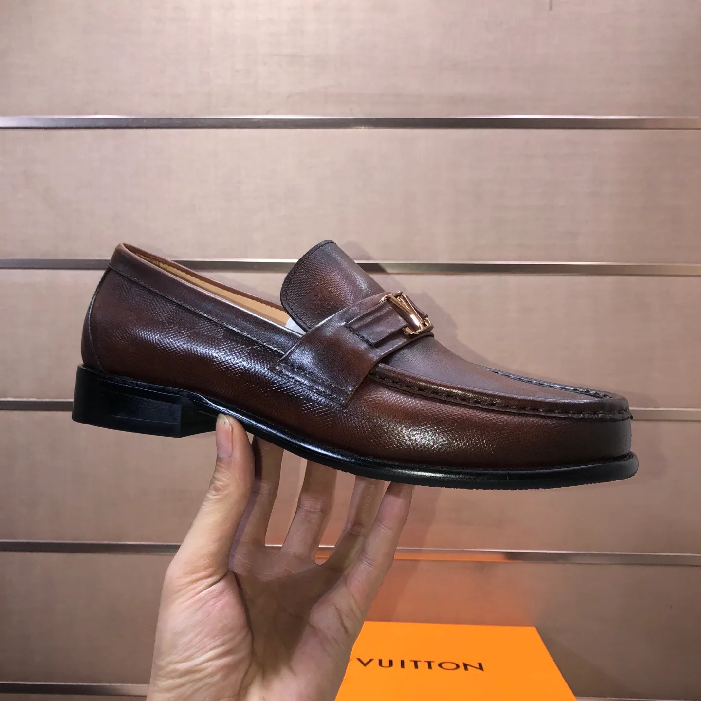 Men's men's shoes💰540💰[LV] (original single cowhide lining)🍀LV's latest genuine leather business suit shoes are available on the official website at the same time. The first-layer cowhide imported from Italy is made of heavy gold, and the official website has a 1:1 rubber outsole. Versatile to wear, high-end without losing class, and the color combination is extraordinary. This four-season style is alluring when worn on your feet, showing off your big-name flair. Standard code 38-45 (45 customized)